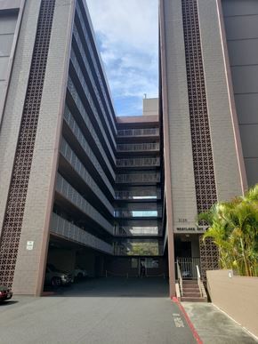 Honolulu apartment for rent - a view of the building from the parking lot