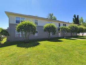 South Burlington apartment for rent - Chatham Green exterior and lawn