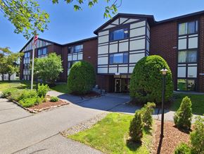 South Burlington apartment for rent - Exterior of the tudor style Country Park apartment building