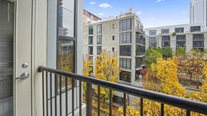 Portland apartment for rent - Kearney Plaza Portland Pearl Studio Balcony Autumn