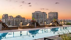 Chicago apartment for rent - marlowe-north-river-pool-sunset-view8