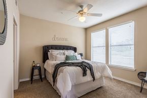 Memphis apartment for rent - Bedroom with Bed at Fielder Square, Tennessee, 38103