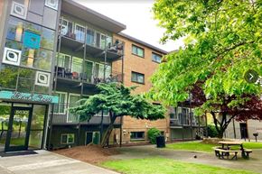 Seattle apartment for rent - A building with the name Bradley Court on it.
