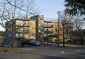 Seattle apartment for rent - A large building with a parking lot in front of it.