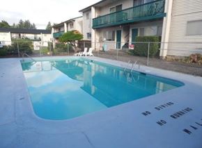St Helens apartment for rent - A pool with a sign that says "No Diving No Running".