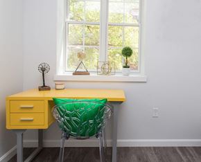 Brighton apartment for rent - Table and chair at the window