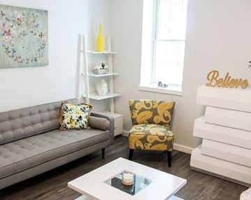Brighton apartment for rent - a living room with couches and chairs and a table