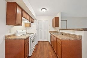 Lewis Center apartment for rent - Kitchen with Cabinets at Dooley's Orchard, Lewis Center, 43035