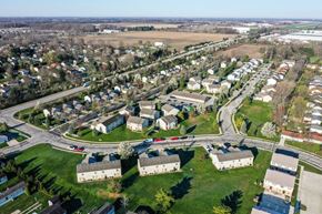 Delaware townhouse for rent - an aerial view of a neighborhood with cars on the road