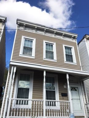 Richmond house for rent - a brown house with a balcony and a blue sky