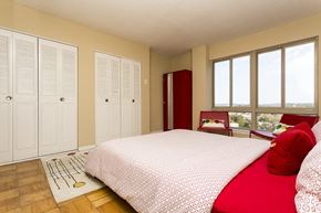Washington apartment for rent - a bedroom with a bed and windows