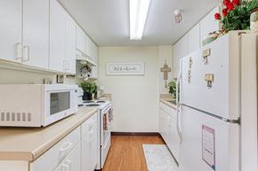 Palmetto apartment for rent - kitchen with white cabinets and appliances at Holy Cross Manor I