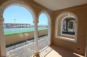 Ventnor apartment for rent - a balcony with a view of a body of water