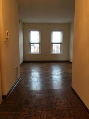 Philadelphia apartment for rent - an empty living room with two windows and a tiled floor