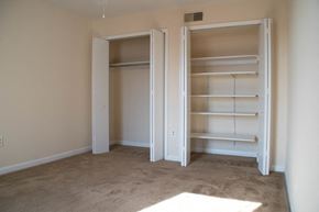 Philadelphia apartment for rent - a bedroom with a closet and a carpeted floor
