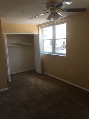 Philadelphia apartment for rent - a bedroom with a ceiling fan and a closet