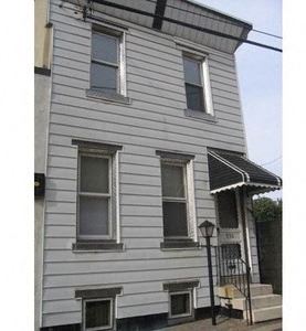 Philadelphia apartment for rent - a white house with windows and a street light