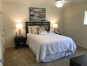Centreville apartment for rent - a bedroom with a bed and two lamps