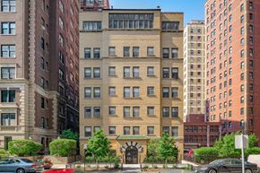Chicago apartment for rent - a view of the building from the street