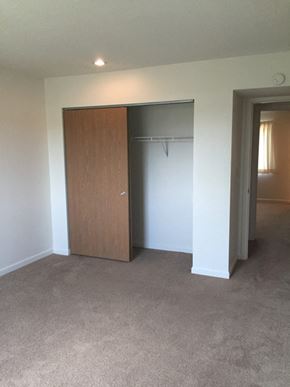Iowa City apartment for rent - Spacious Bedroom With Closet at Westgate Villa, Iowa, 52246
