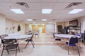 Palmetto apartment for rent - a dining room with tables and chairs and a kitchen
