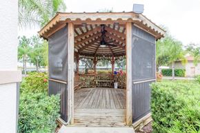 Palmetto apartment for rent - a wooden gazebo with a table in a garden