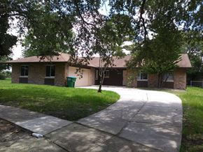 Winter Springs house for rent - A house with a green trash can in front of it.