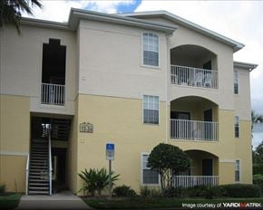 Oviedo apartment for rent - a building with a staircase and a street sign