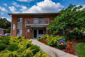 Newport News apartment for rent - Harper's Landing Apartments Buildings Landscaping