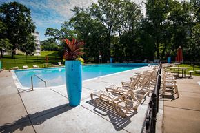 Adelphi apartment for rent - Heritage Park Apartments Pool 1