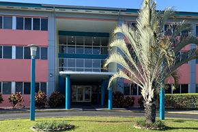 Homestead apartment for rent - Deedco Gardens drive up entrance with palm tree and street light