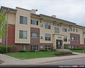 St. Paul apartment for rent - a large apartment building on the side of a street