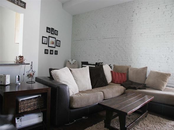 Suffolk apartment for rent - a living room with a couch and a table