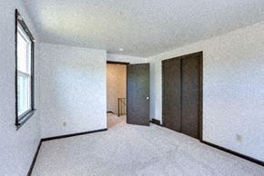 Williamsville triplex for rent - 76-78 North Maplemere Road - Master Bedroom