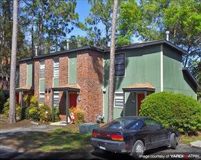 Palatka apartment for rent - a black car parked in front of a green house