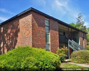 Palatka apartment for rent - the front of a brick building with a staircase
