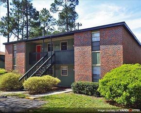 Palatka apartment for rent - an apartment building with a staircase