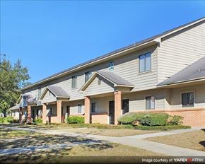 Tallahassee apartment for rent - an apartment building with brick and white siding