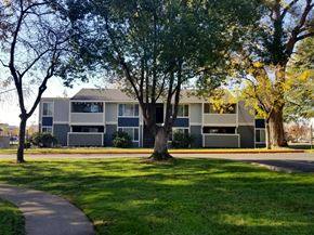 Chico apartment for rent - Exterior building with grass area l Glenbook apartments in Chico, Ca