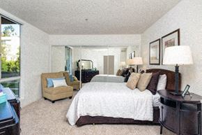 Hollywood apartment for rent - a bedroom with a large bed and a window