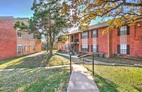 Giddings apartment for rent - Courtyard between buildings