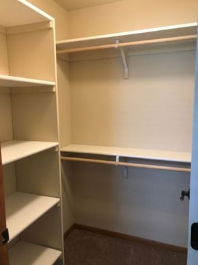 Lincoln house for rent - a walk in closet with empty shelves