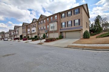 Buford house for rent - Awesome location in Buford -  Large townhouse. Garage, pool, hardwood floors.