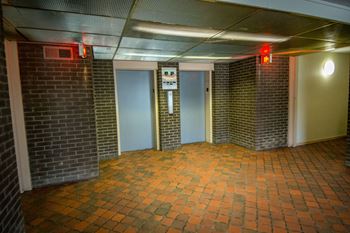 Carriage park elevator