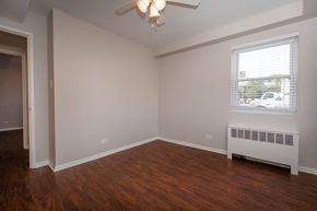 Chicago apartment for rent - a living room with wood flooring and a ceiling fan