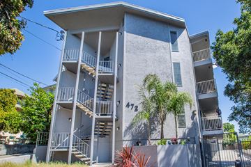 Oakland apartment for rent - Apartment building with the number 472 on the side.