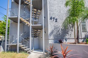 Oakland apartment for rent - A building with the number 472 on it.