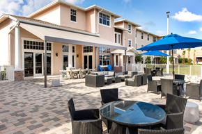 Oakland Park apartment for rent - spacious outdoor lounge with tables and chairs