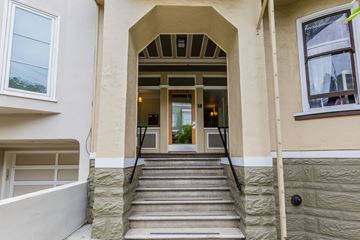 San Francisco apartment for rent - A set of stairs leads to a doorway in a building.