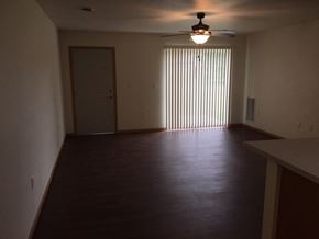 Manitowoc apartment for rent - A room with a ceiling fan and a window with blinds.